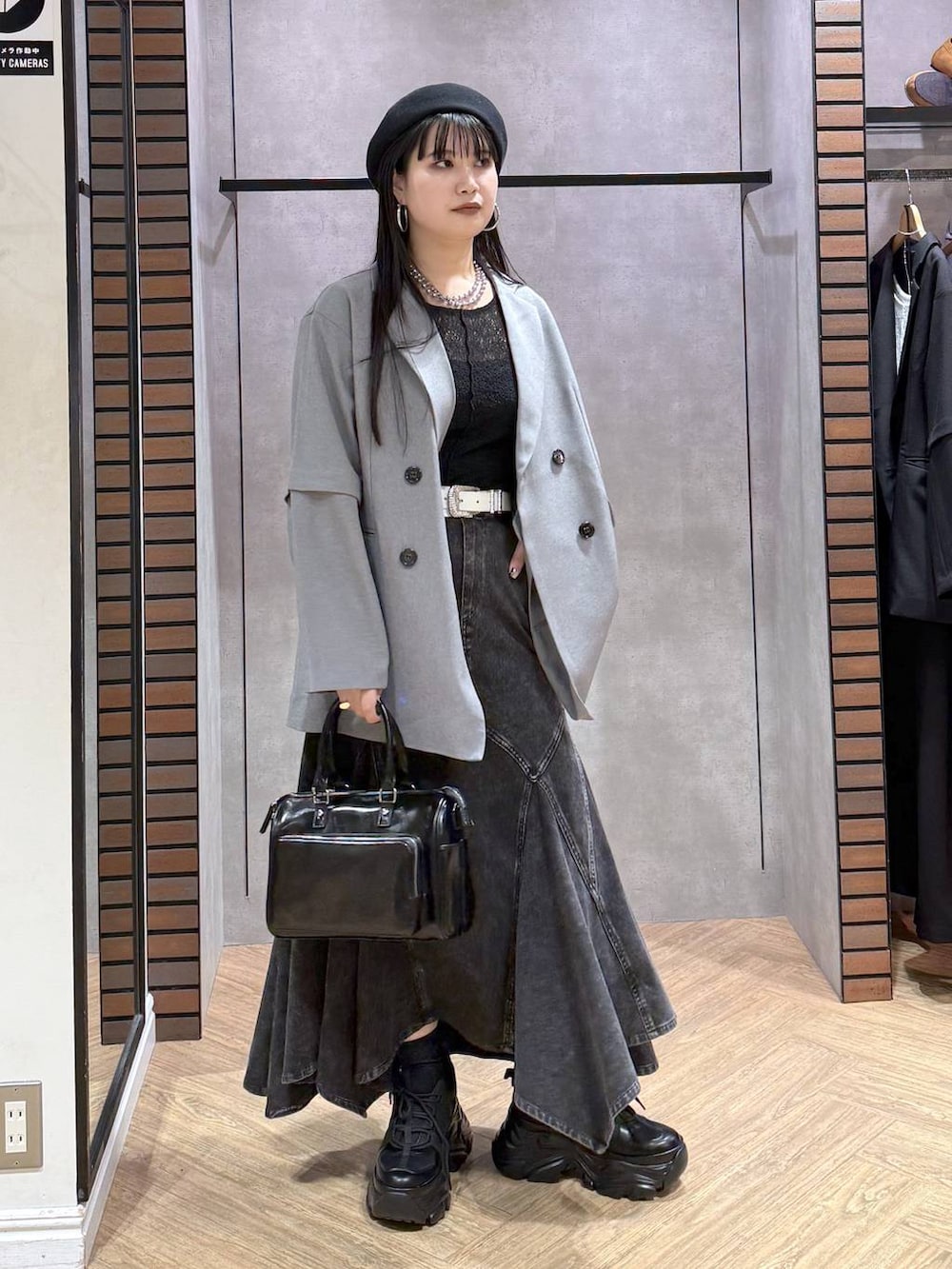 ブラック系のスニーカー、ブラック系のキャミソール、ブラック系のショルダーバッグを着用したレディースの春コーディネートの8枚目の写真