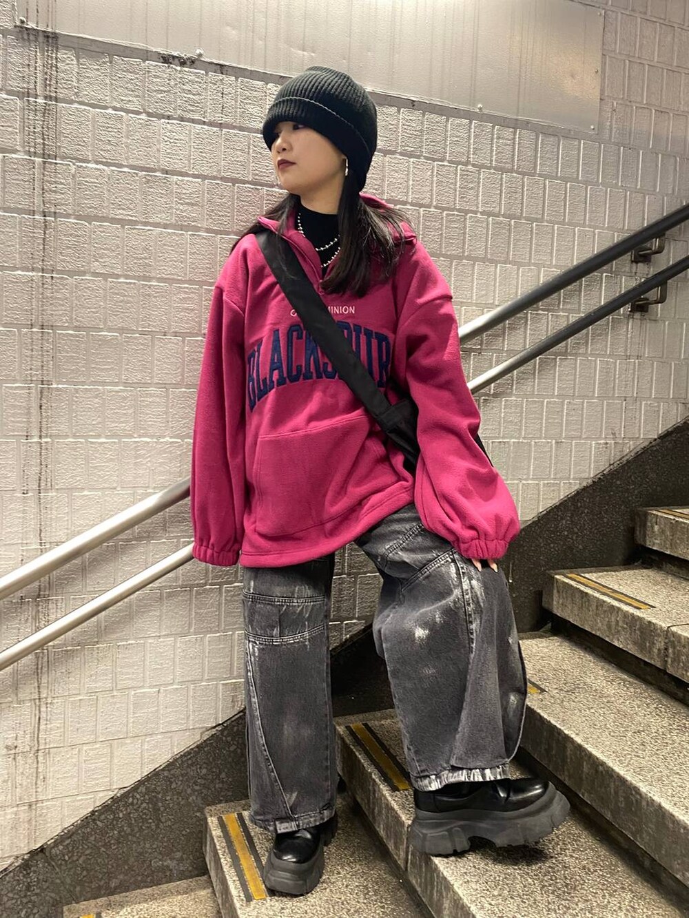 ブラック系のブーツ、ピンク系のその他トップス、ブラック系のデニムパンツを着用したレディースの冬コーディネートの6枚目の写真