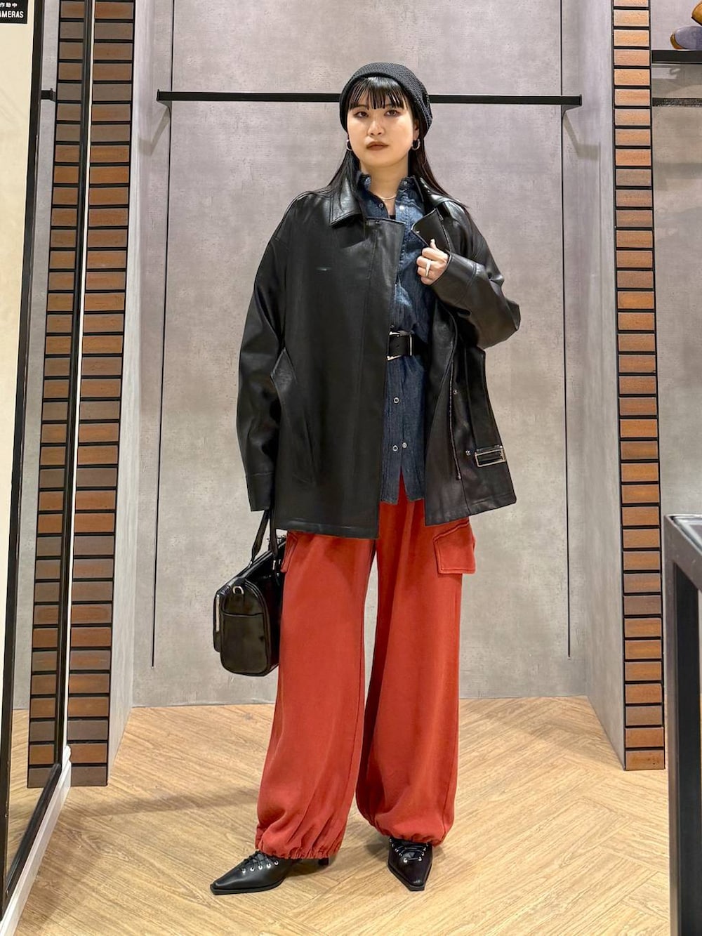 ブルー系のシャツ/ブラウス、ブラック系のショルダーバッグ、ブラック系のサンダルを着用したレディースの春コーディネートの3枚目の写真