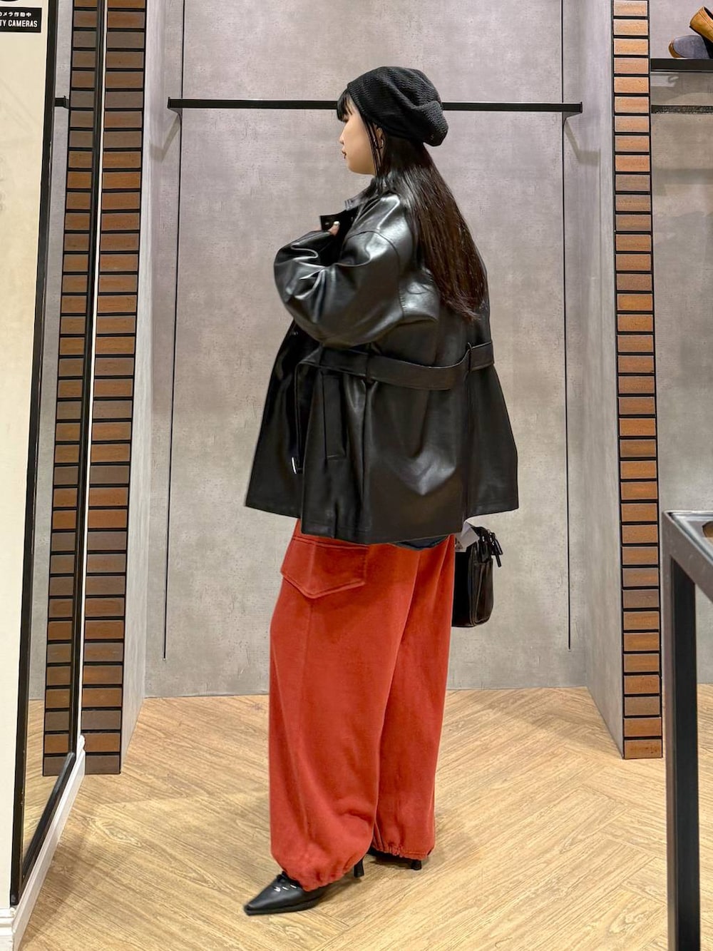 ブルー系のシャツ/ブラウス、ブラック系のショルダーバッグ、ブラック系のサンダルを着用したレディースの春コーディネートの4枚目の写真