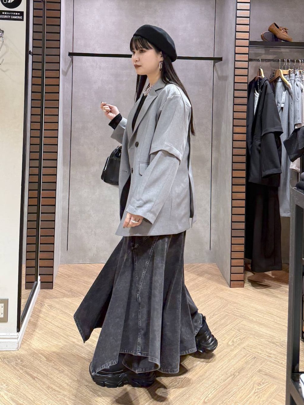 ブラック系のスニーカー、ブラック系のキャミソール、ブラック系のショルダーバッグを着用したレディースの春コーディネートの5枚目の写真