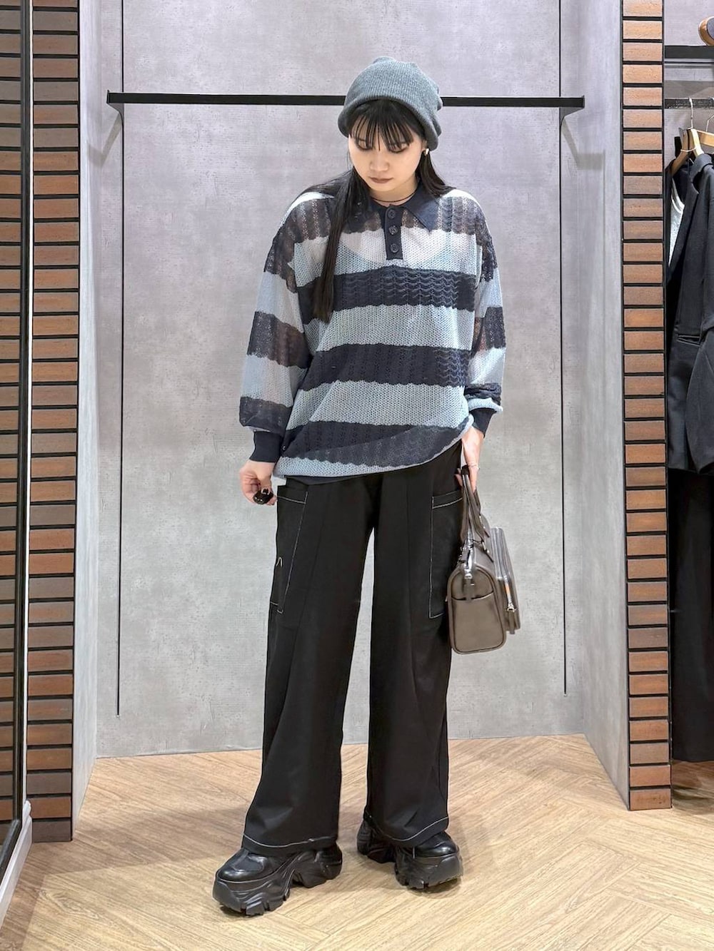 ブラック系のスニーカー、ブラック系のキャミソール、ブラック系のショルダーバッグを着用したレディースの春コーディネートの3枚目の写真