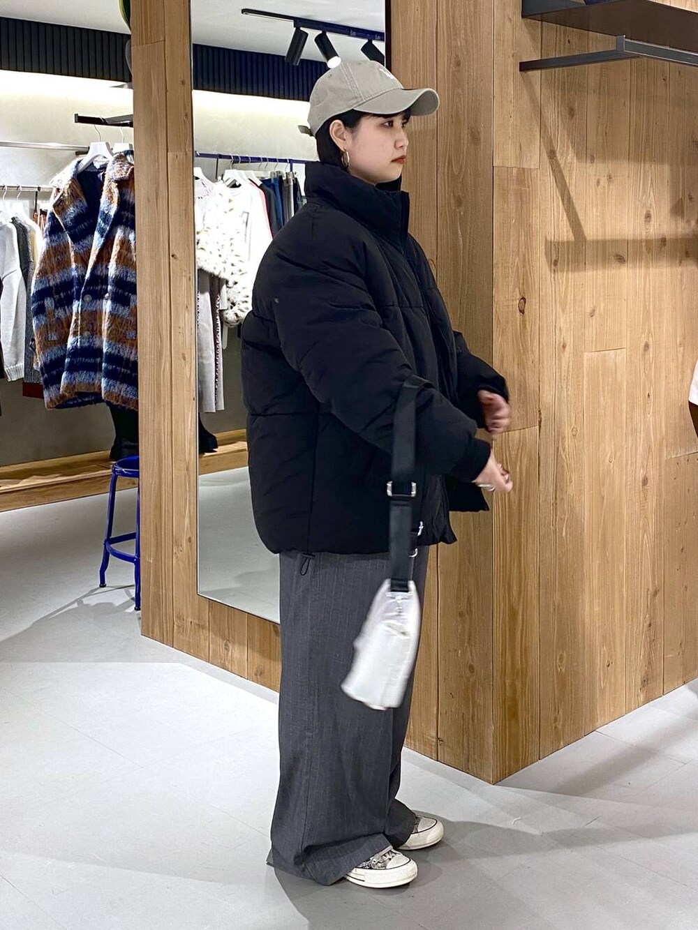 ブラック系のダウンジャケット/コート、ホワイト系のショルダーバッグ、グリーン系のショルダーバッグを着用したレディースの冬コーディネートの4枚目の写真