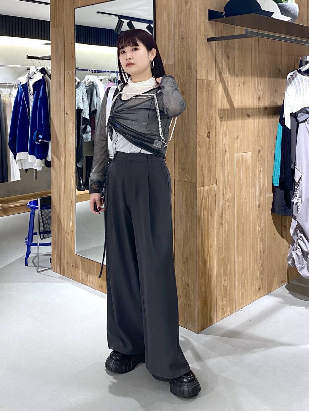 ホワイト系のTシャツ/カットソー、ブラック系のTシャツ/カットソー、ブラック系のローファーを着用したレディースの春コーディネートの4枚目の写真