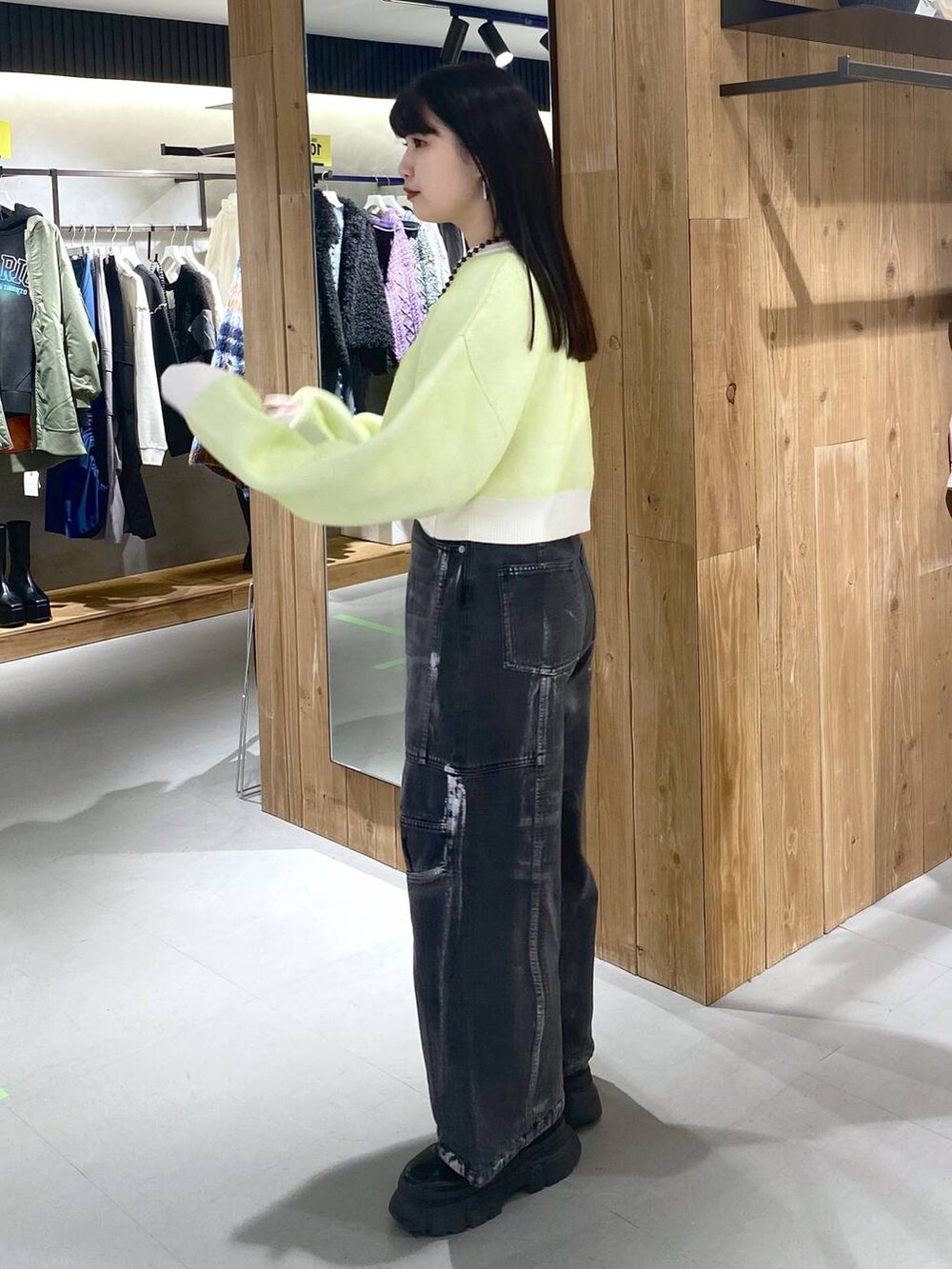 ブラック系のブーツ、ホワイト系のニット/セーター、ブラック系のショルダーバッグを着用したレディースの冬コーディネートの4枚目の写真