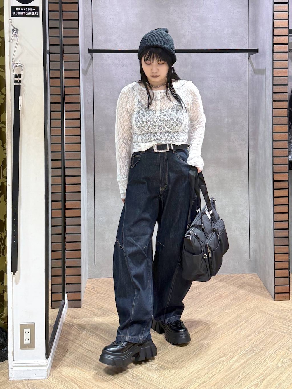 ブラック系のブーツ、ブルー系のデニムパンツ、ホワイト系のシャツ/ブラウスを着用したレディースの秋コーディネートの2枚目の写真