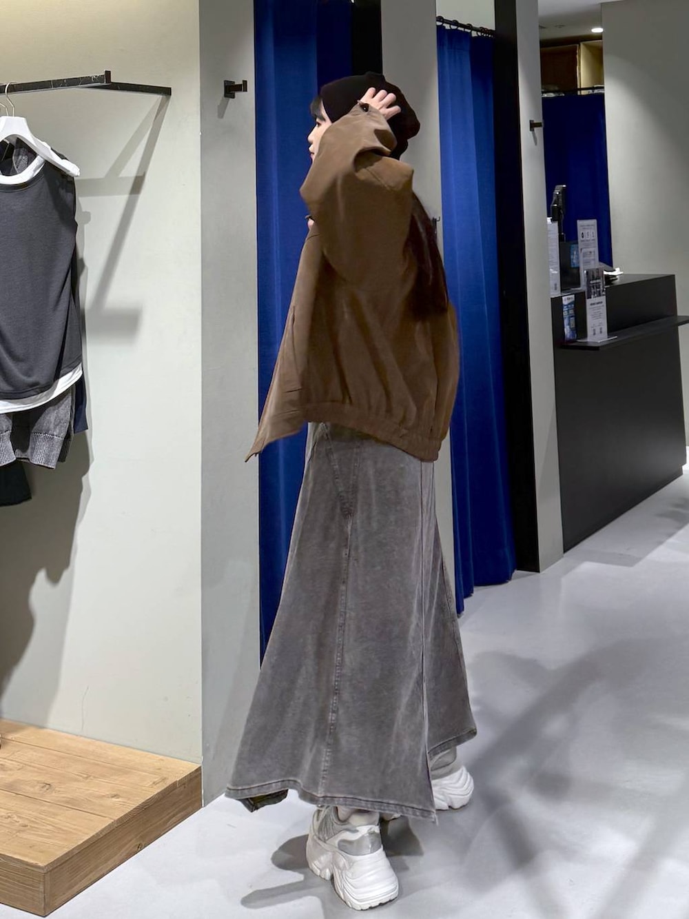 ホワイト系のスニーカー、ブラック系のハンドバッグ、ホワイト系のニット/セーターを着用したレディースの春コーディネートの4枚目の写真