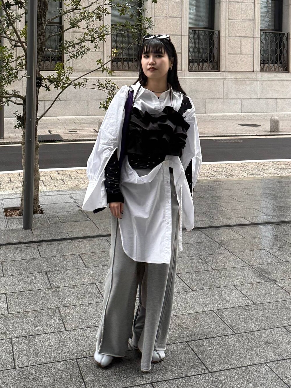 ブラック系のキャミソールを着用したレディースの春コーディネートの4枚目の写真