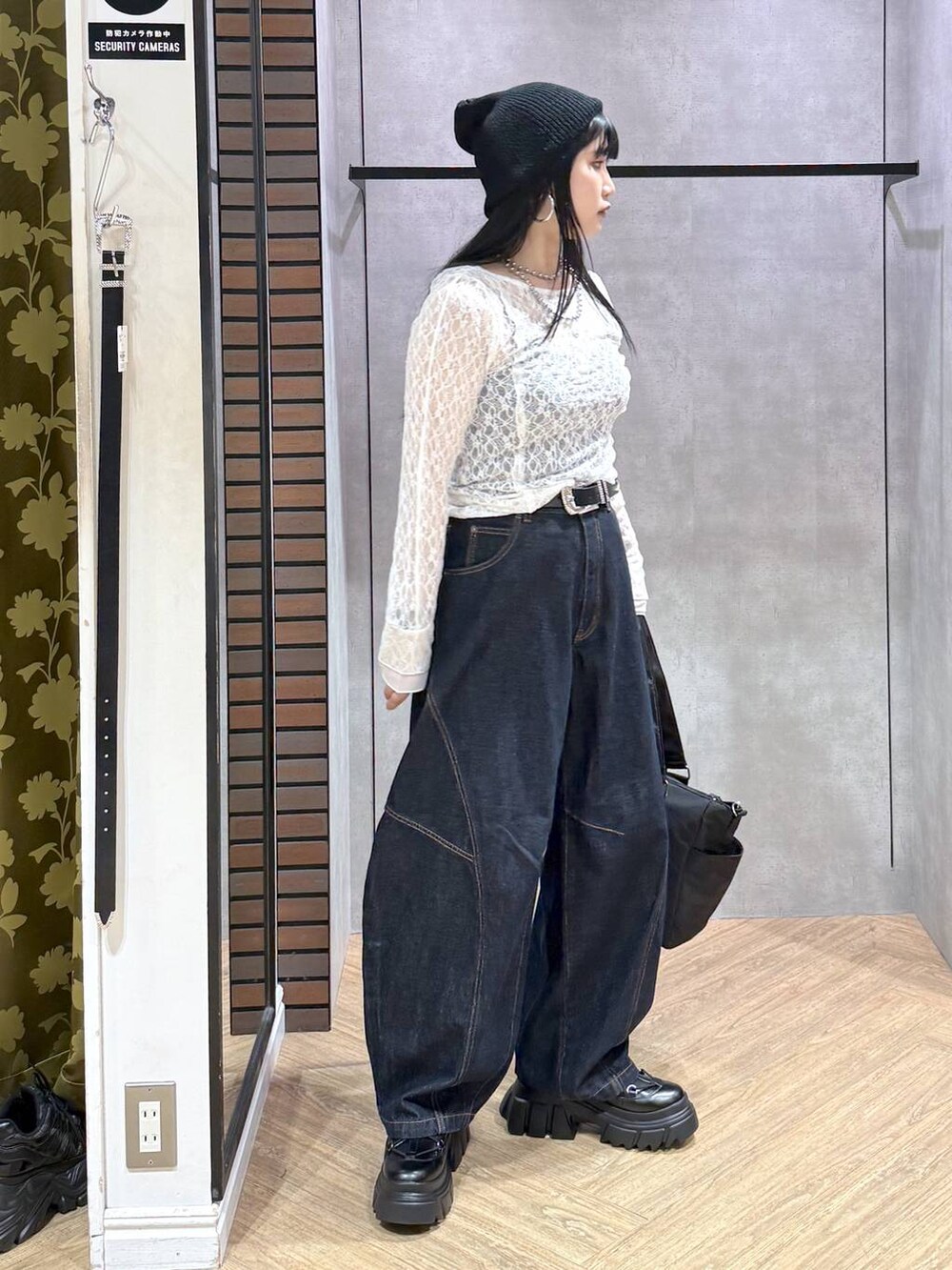 ブラック系のブーツ、ブルー系のデニムパンツ、ホワイト系のシャツ/ブラウスを着用したレディースの秋コーディネートの4枚目の写真