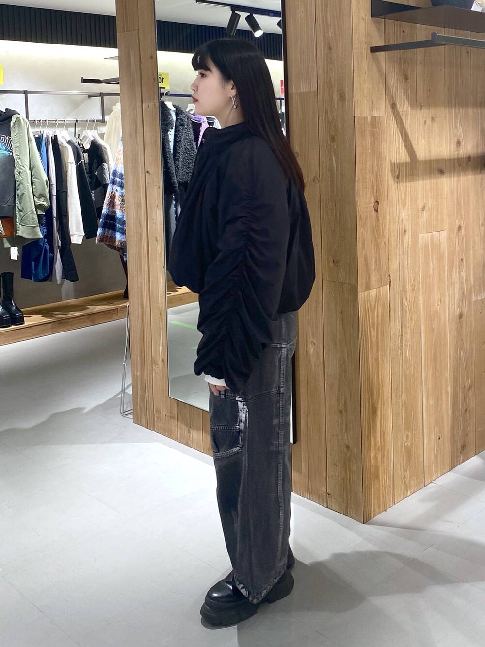 ブラック系のブーツ、ホワイト系のニット/セーター、ブラック系のショルダーバッグを着用したレディースの冬コーディネートの9枚目の写真