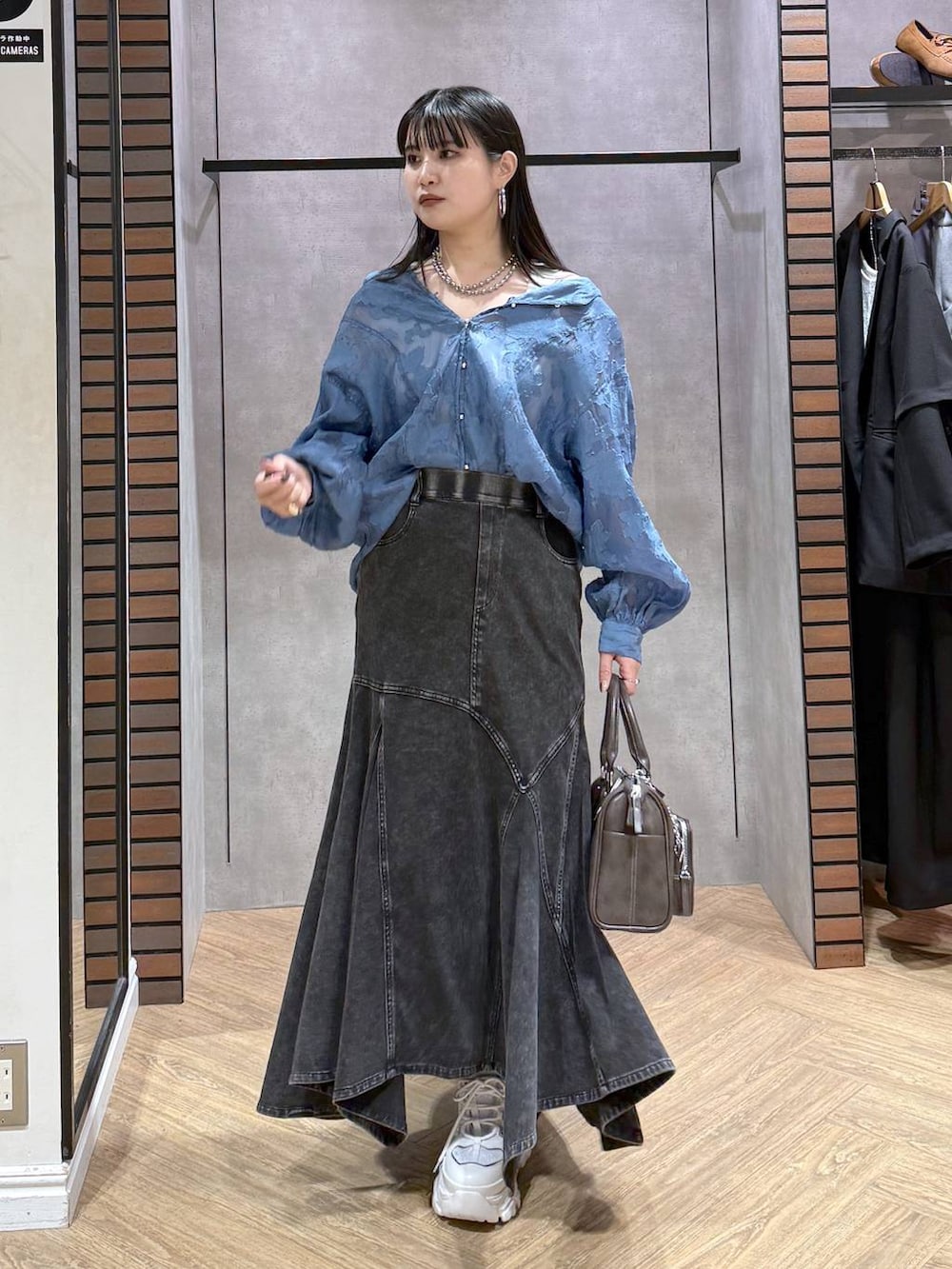 ホワイト系のスニーカー、グレー系のショルダーバッグ、ホワイト系のタンクトップを着用したレディースの春コーディネートの5枚目の写真