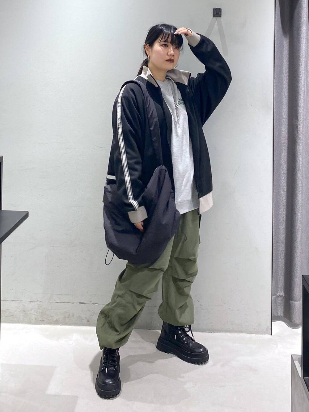 「ソフトエレガント_PAGEBOY、個性派、モード、差し色コーデ、PAGEBOY、骨格ストレート_PAGEBOY、ブルベ冬_PAGEBOY、秋コーデ、冬コーデ」｜「PAGEBOYのARMYブーツ（ブーツ、ブラック系）」を使った、myuさん（レディース・158cm）の秋コーディネートの6枚目の写真