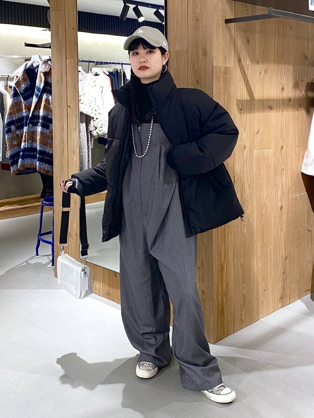 ブラック系のダウンジャケット/コート、ホワイト系のショルダーバッグ、グリーン系のショルダーバッグを着用したレディースの冬コーディネートの5枚目の写真