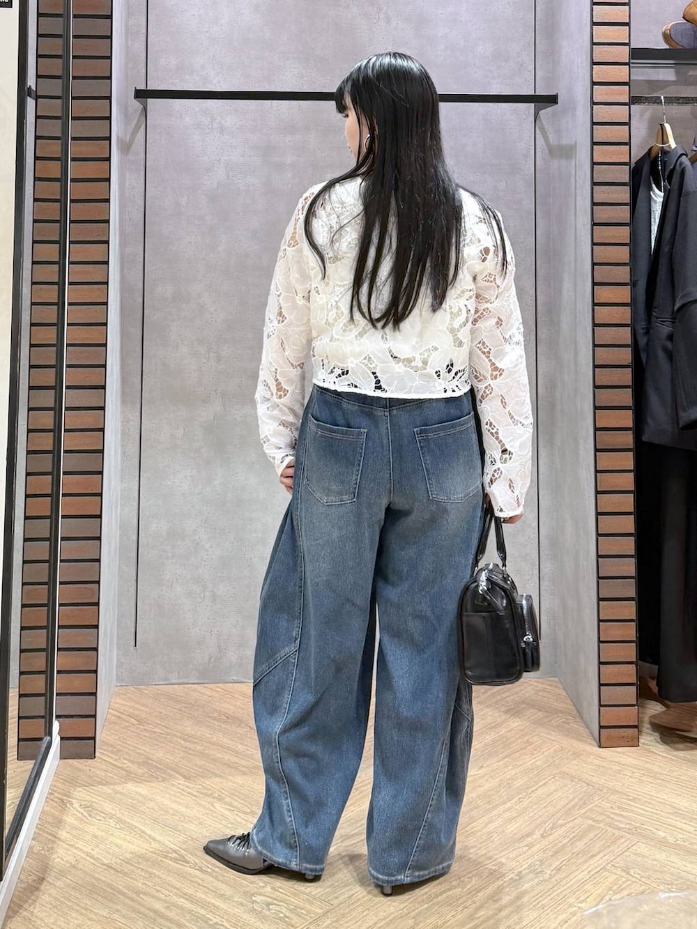 ブラック系のショルダーバッグ、ホワイト系のタンクトップ、ブラウン系のサンダルを着用したレディースの春コーディネートの3枚目の写真