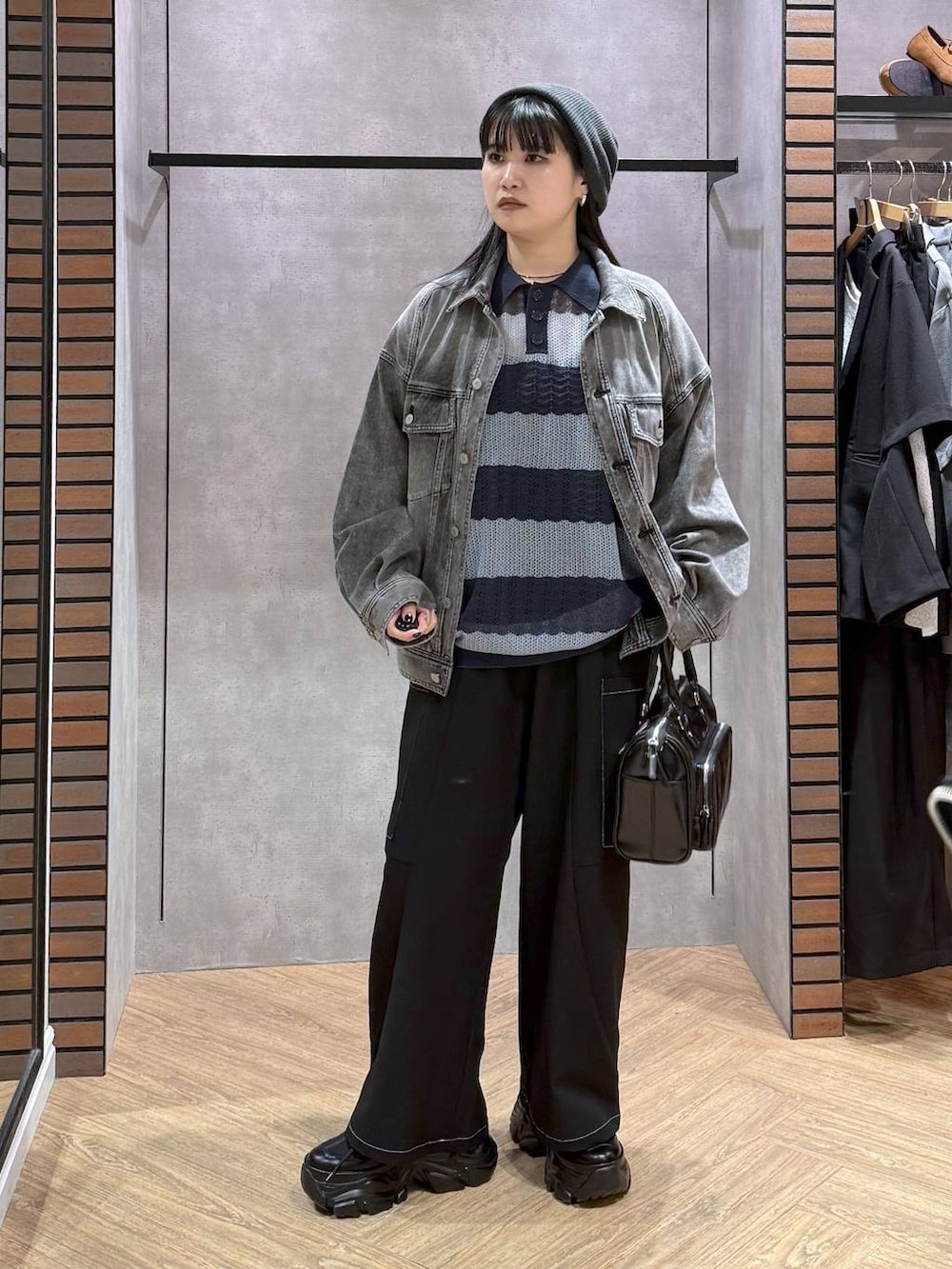 ブラック系のスニーカー、ブラック系のキャミソール、ブラック系のショルダーバッグを着用したレディースの春コーディネートの2枚目の写真