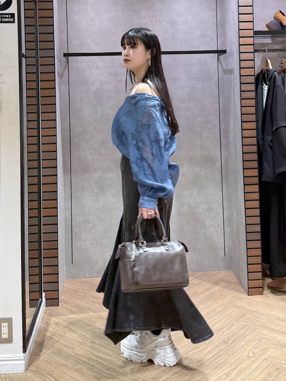 ホワイト系のスニーカー、グレー系のショルダーバッグ、ホワイト系のタンクトップを着用したレディースの春コーディネートの3枚目の写真