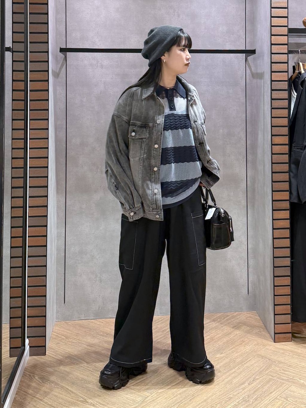 ブラック系のスニーカー、ブラック系のキャミソール、ブラック系のショルダーバッグを着用したレディースの春コーディネートの8枚目の写真