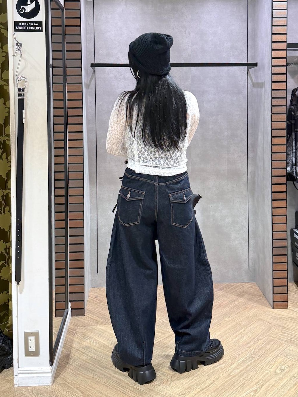 ブラック系のブーツ、ブルー系のデニムパンツ、ホワイト系のシャツ/ブラウスを着用したレディースの秋コーディネートの3枚目の写真