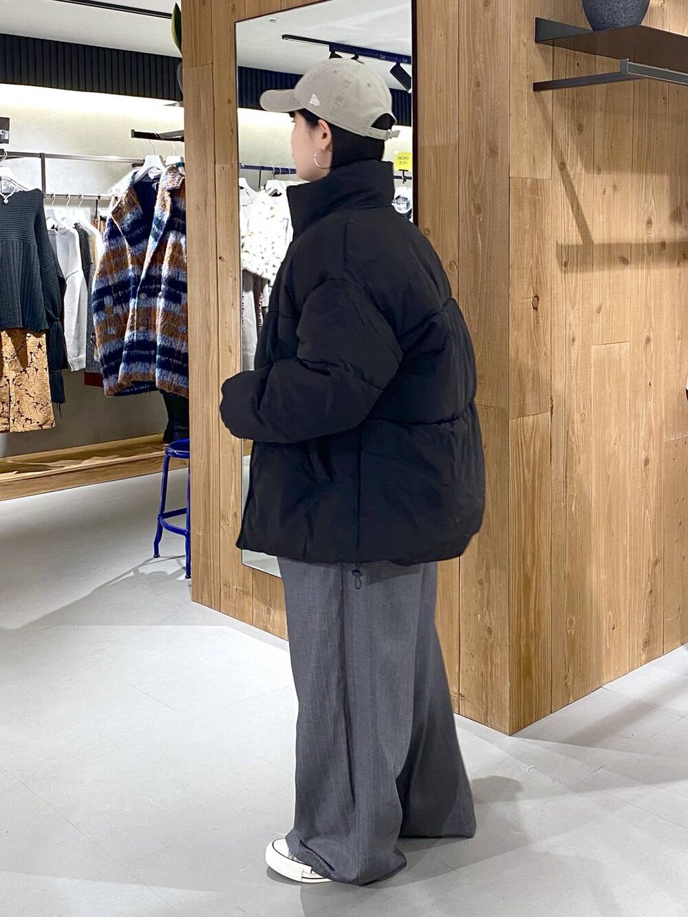 ブラック系のダウンジャケット/コート、ホワイト系のショルダーバッグ、グリーン系のショルダーバッグを着用したレディースの冬コーディネートの2枚目の写真