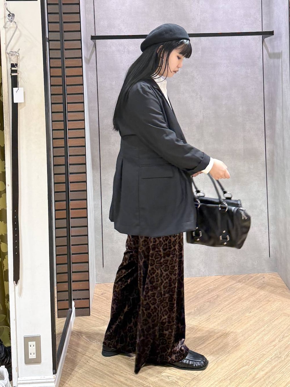 ブラック系のテーラードジャケット、その他のボストンバッグ、その他のその他パンツを着用したレディースの秋コーディネートの4枚目の写真