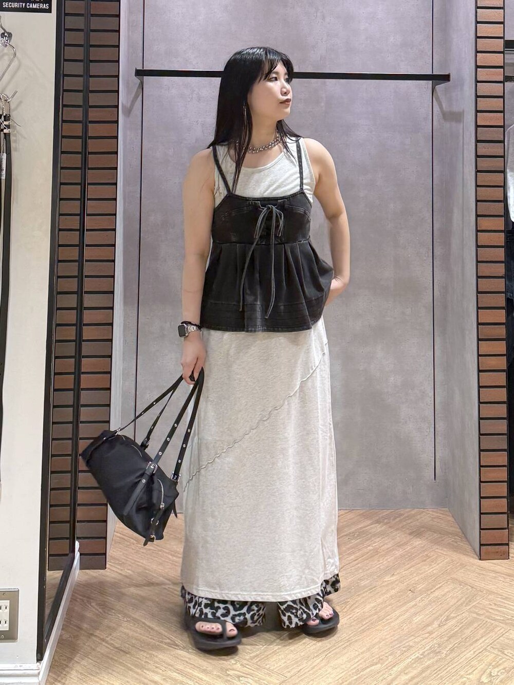 ブラック系のその他トップス、ベージュ系のワンピース、ブラック系のトートバッグを着用したレディースの夏コーディネートの4枚目の写真