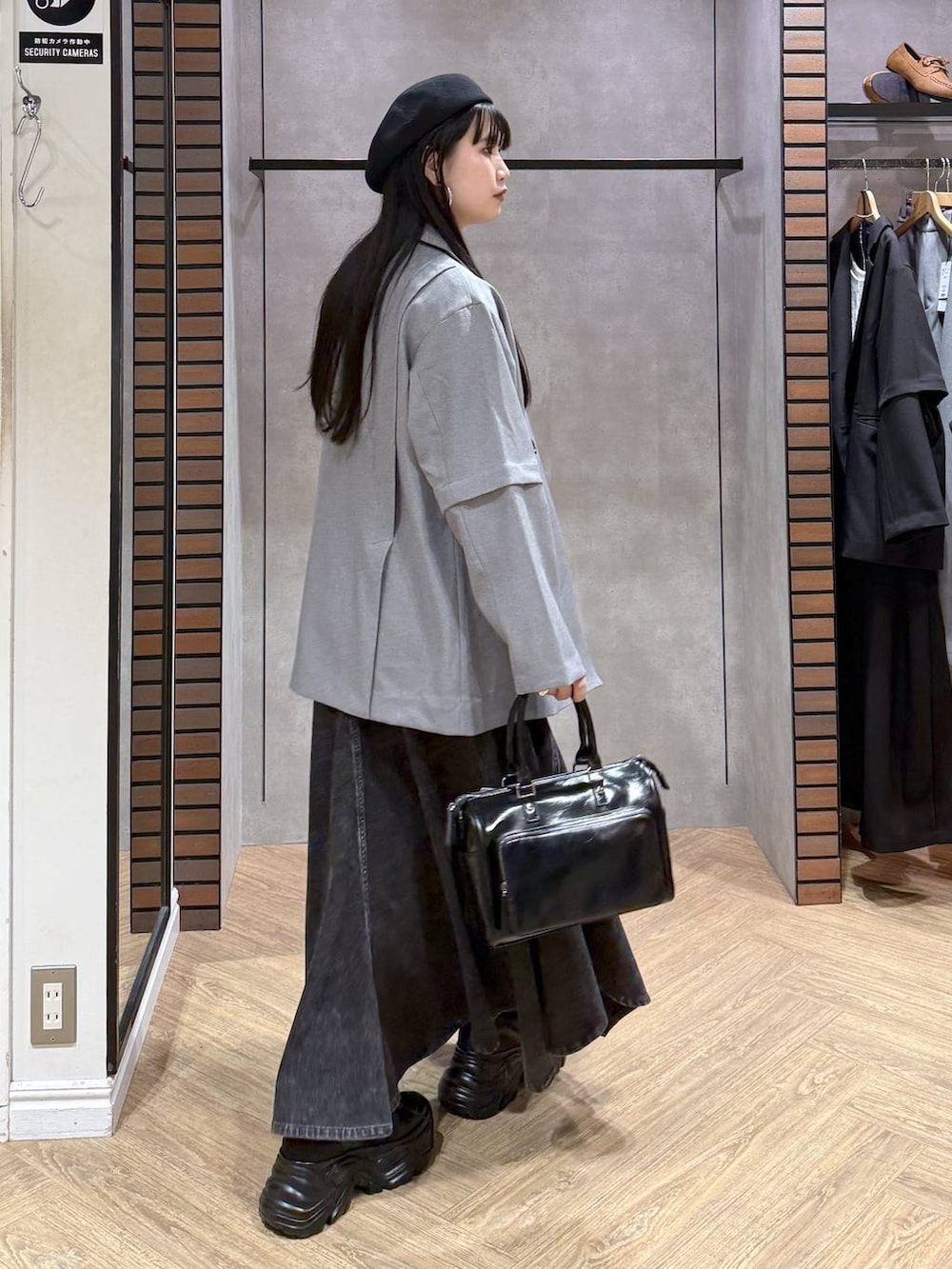 ブラック系のスニーカー、ブラック系のキャミソール、ブラック系のショルダーバッグを着用したレディースの春コーディネートの7枚目の写真