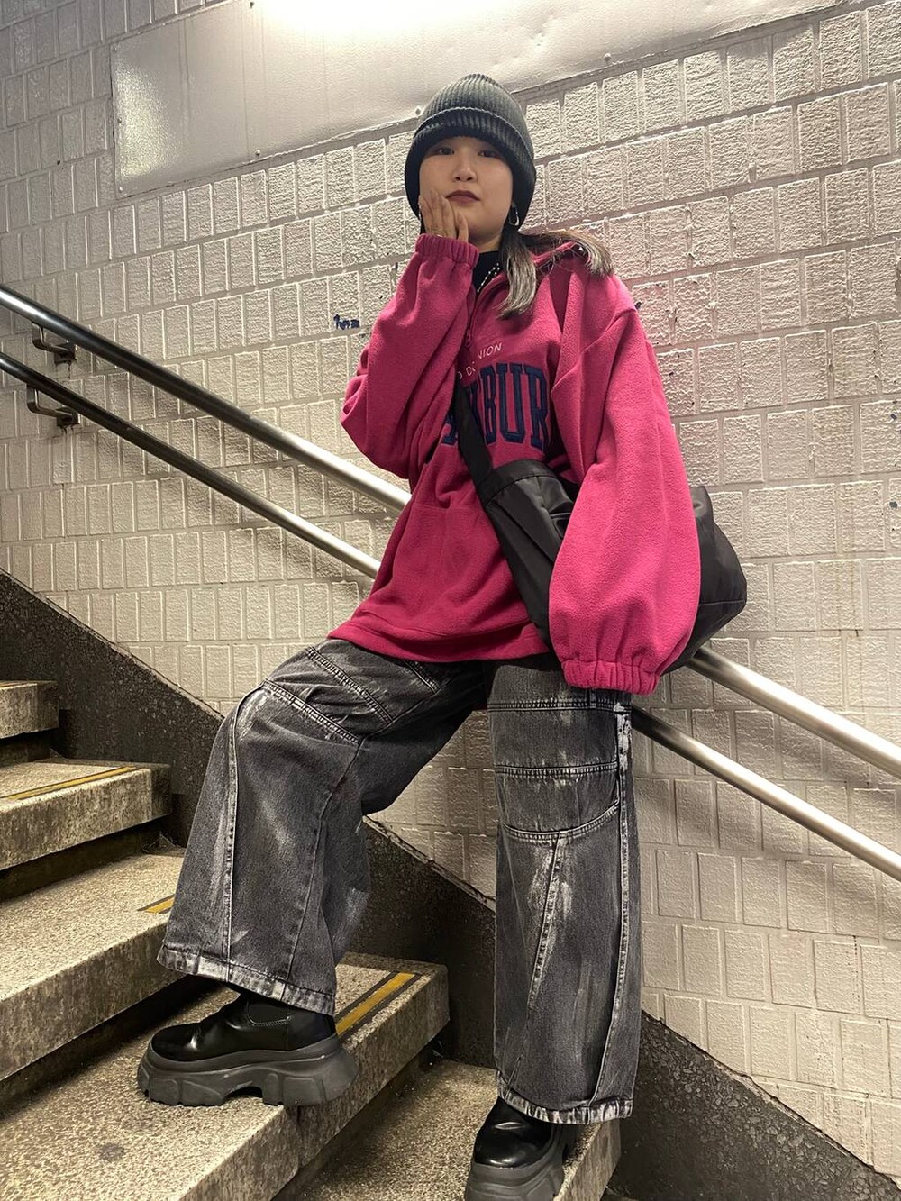 ブラック系のブーツ、ピンク系のその他トップス、ブラック系のデニムパンツを着用したレディースの冬コーディネートの2枚目の写真