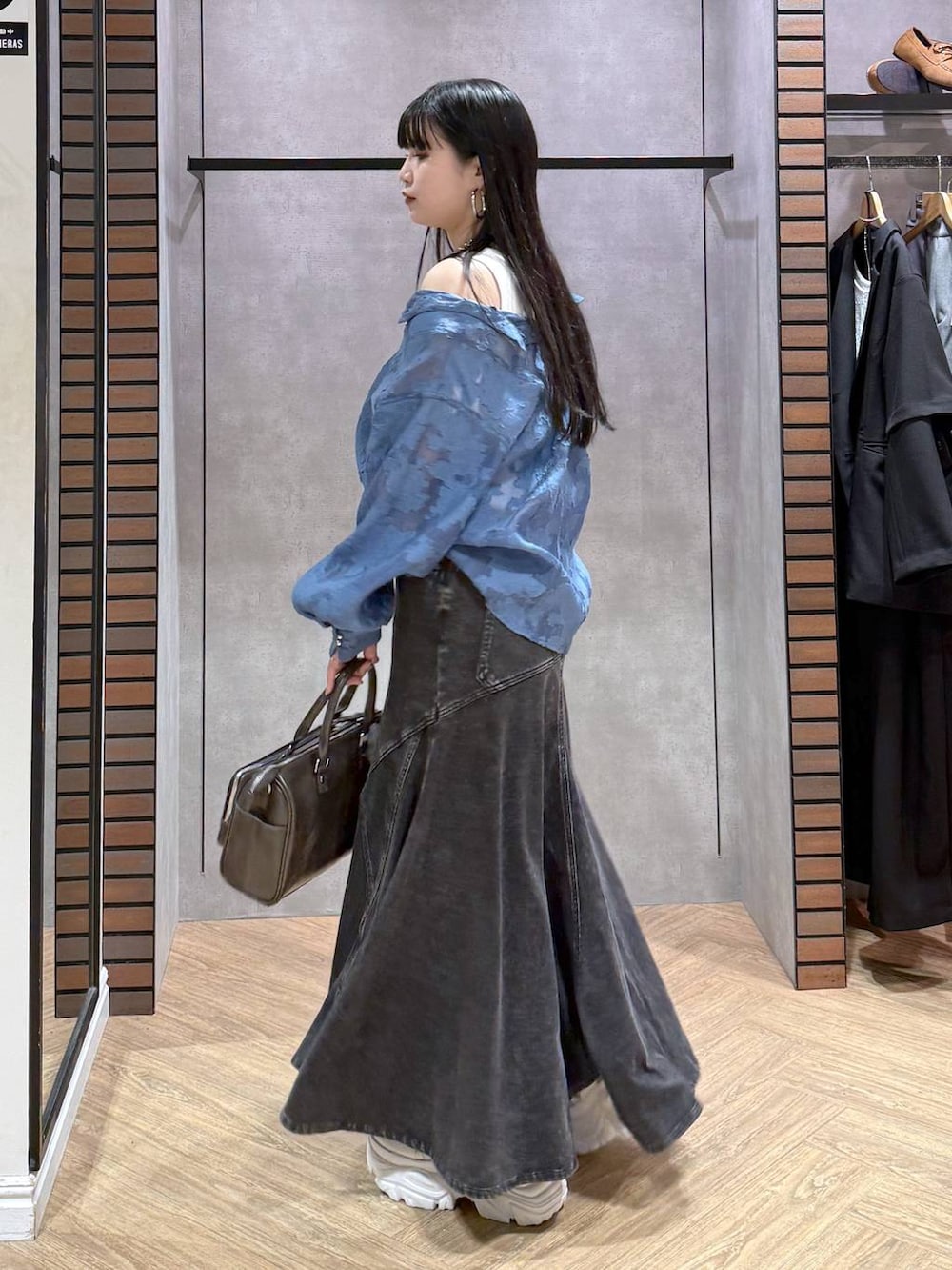 ホワイト系のスニーカー、グレー系のショルダーバッグ、ホワイト系のタンクトップを着用したレディースの春コーディネートの6枚目の写真