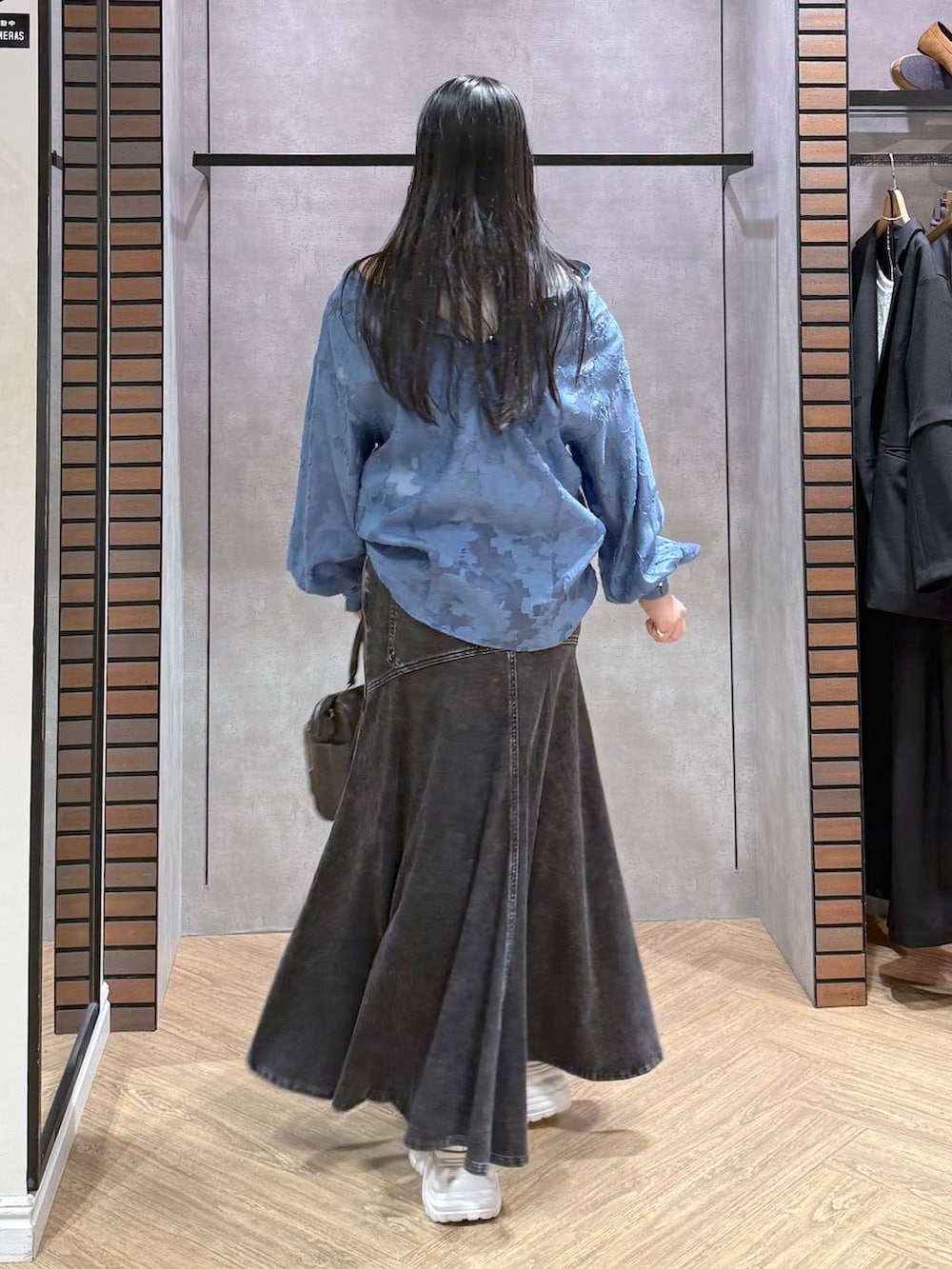 ホワイト系のスニーカー、グレー系のショルダーバッグ、ホワイト系のタンクトップを着用したレディースの春コーディネートの4枚目の写真