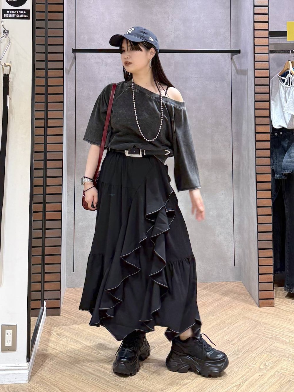 ブラック系のTシャツ/カットソー、ブラック系のスニーカー、ブラック系のキャミソールを着用したレディースの夏コーディネートの8枚目の写真