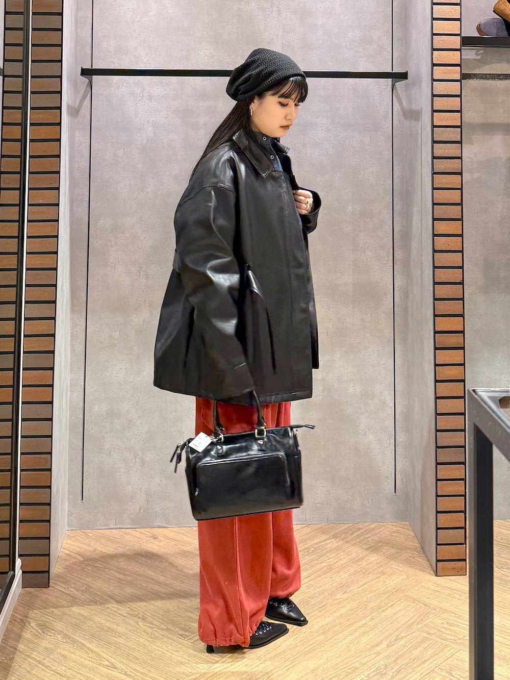 ブルー系のシャツ/ブラウス、ブラック系のショルダーバッグ、ブラック系のサンダルを着用したレディースの春コーディネートの5枚目の写真