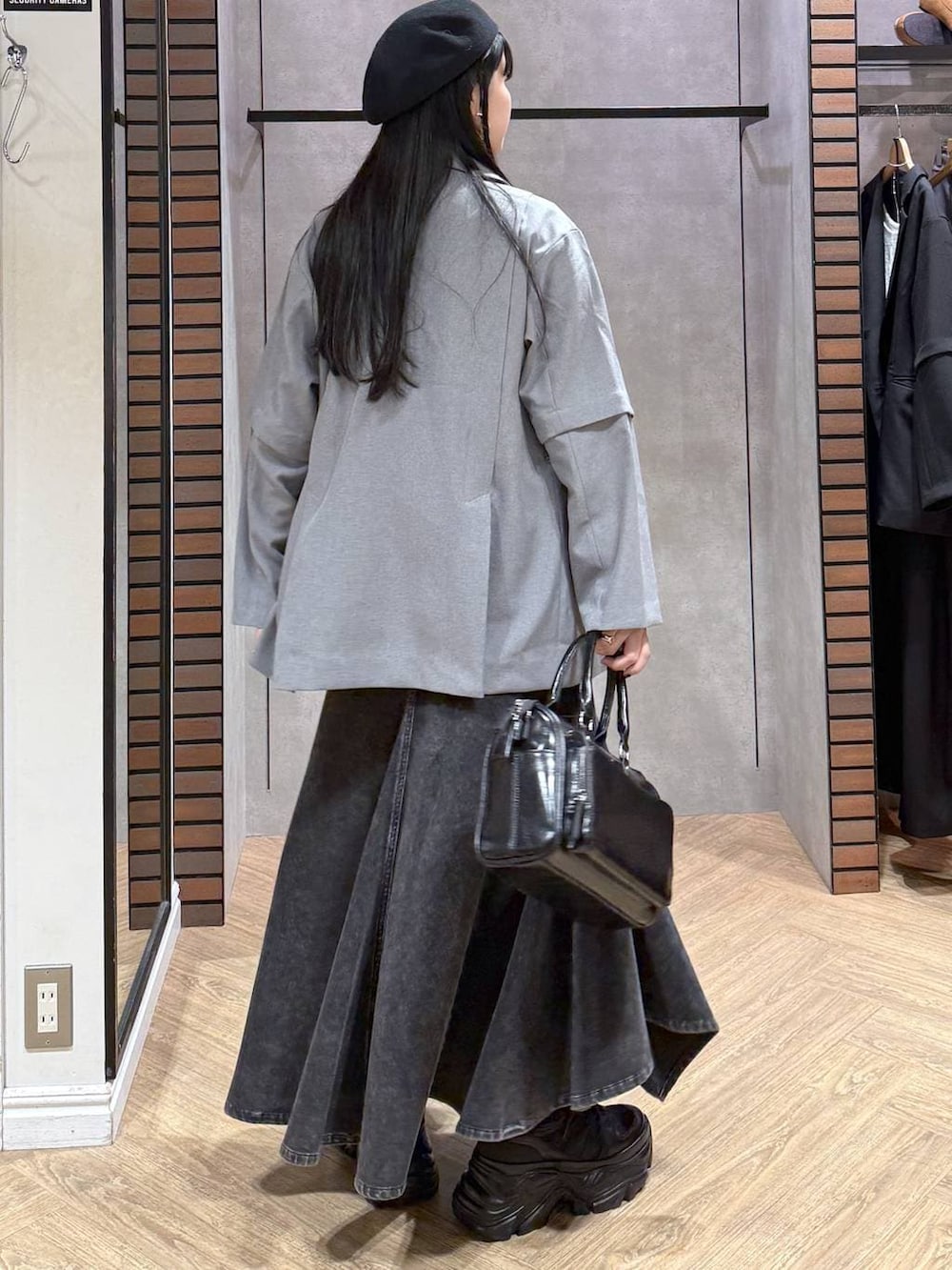 ブラック系のスニーカー、ブラック系のキャミソール、ブラック系のショルダーバッグを着用したレディースの春コーディネートの3枚目の写真