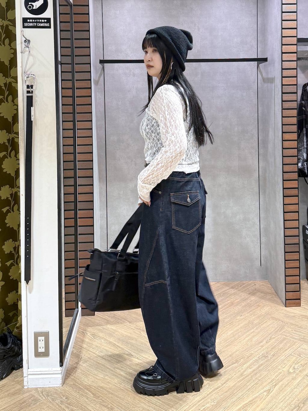 ブラック系のブーツ、ブルー系のデニムパンツ、ホワイト系のシャツ/ブラウスを着用したレディースの秋コーディネートの6枚目の写真