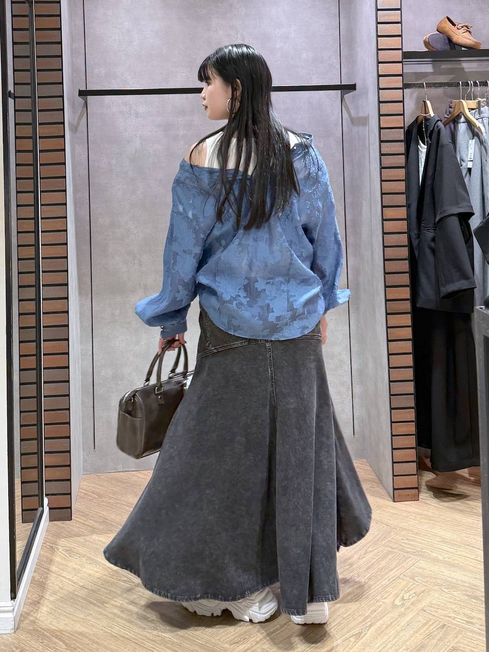 ホワイト系のスニーカー、グレー系のショルダーバッグ、ホワイト系のタンクトップを着用したレディースの春コーディネートの2枚目の写真