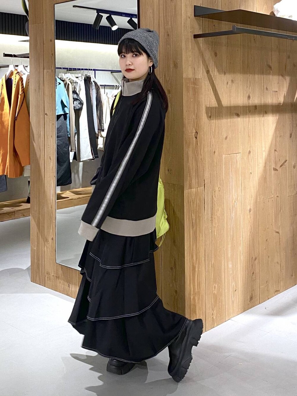 「個性派、モード、差し色コーデ、秋コーデ、冬コーデ、PAGEBOY、骨格ストレート_PAGEBOY、ブルベ冬_PAGEBOY、ソフトエレガント_PAGEBOY」｜「PBLIMのPAGEBOYLIM/トラックジャケット（セットアップ、ブラック系）」を使った、myuさん（レディース・158cm）の秋コーディネートの3枚目の写真