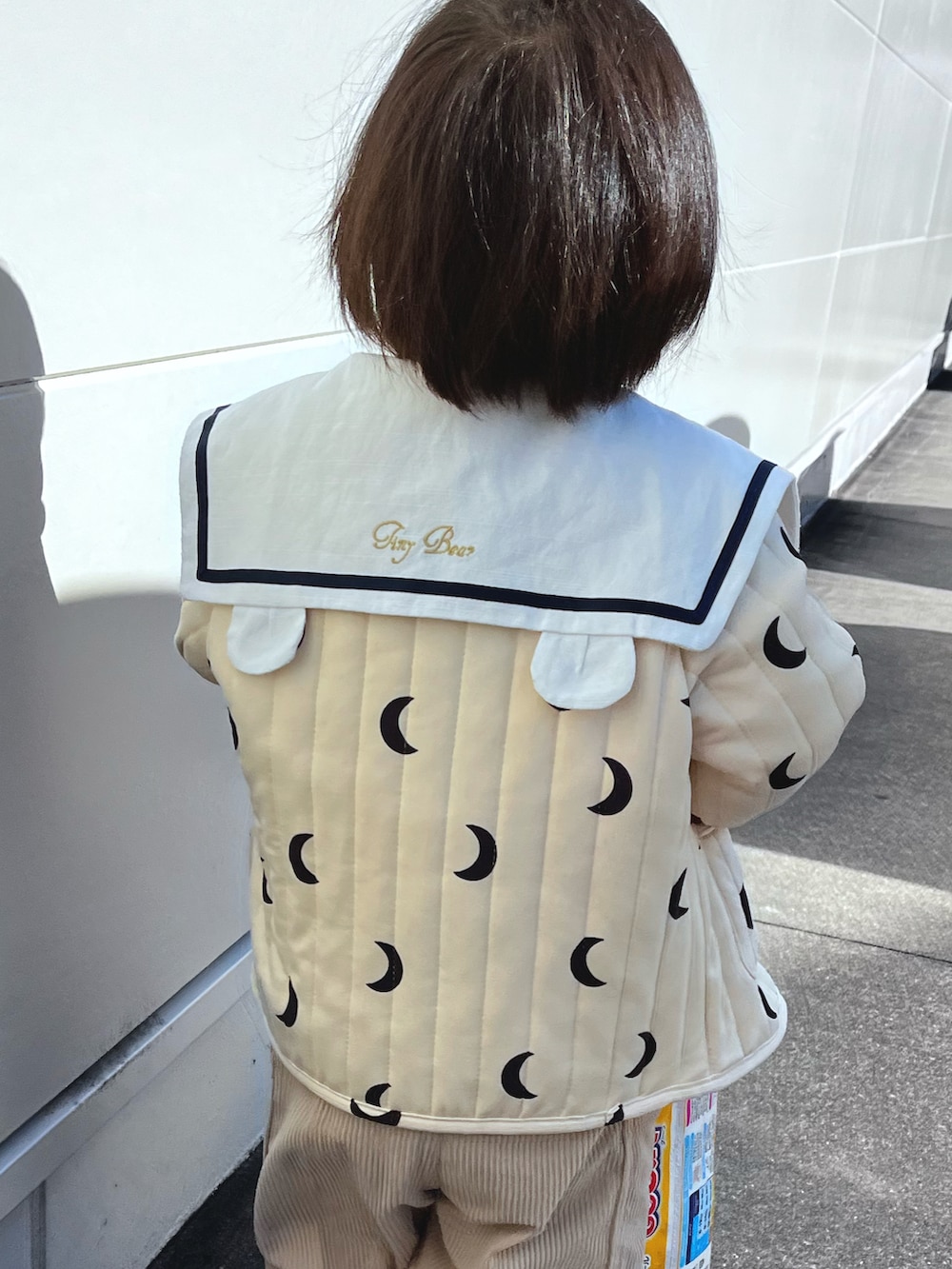 ベージュ系のブルゾン、その他のスウェット、ベージュ系のサロペット/オーバーオールを着用したキッズの冬コーディネートの2枚目の写真