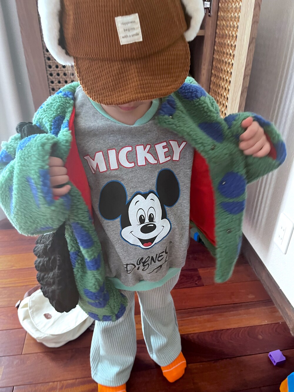 グリーン系のその他アウター、グリーン系のその他パンツ、グレー系のスウェットを着用したキッズの冬コーディネートの2枚目の写真