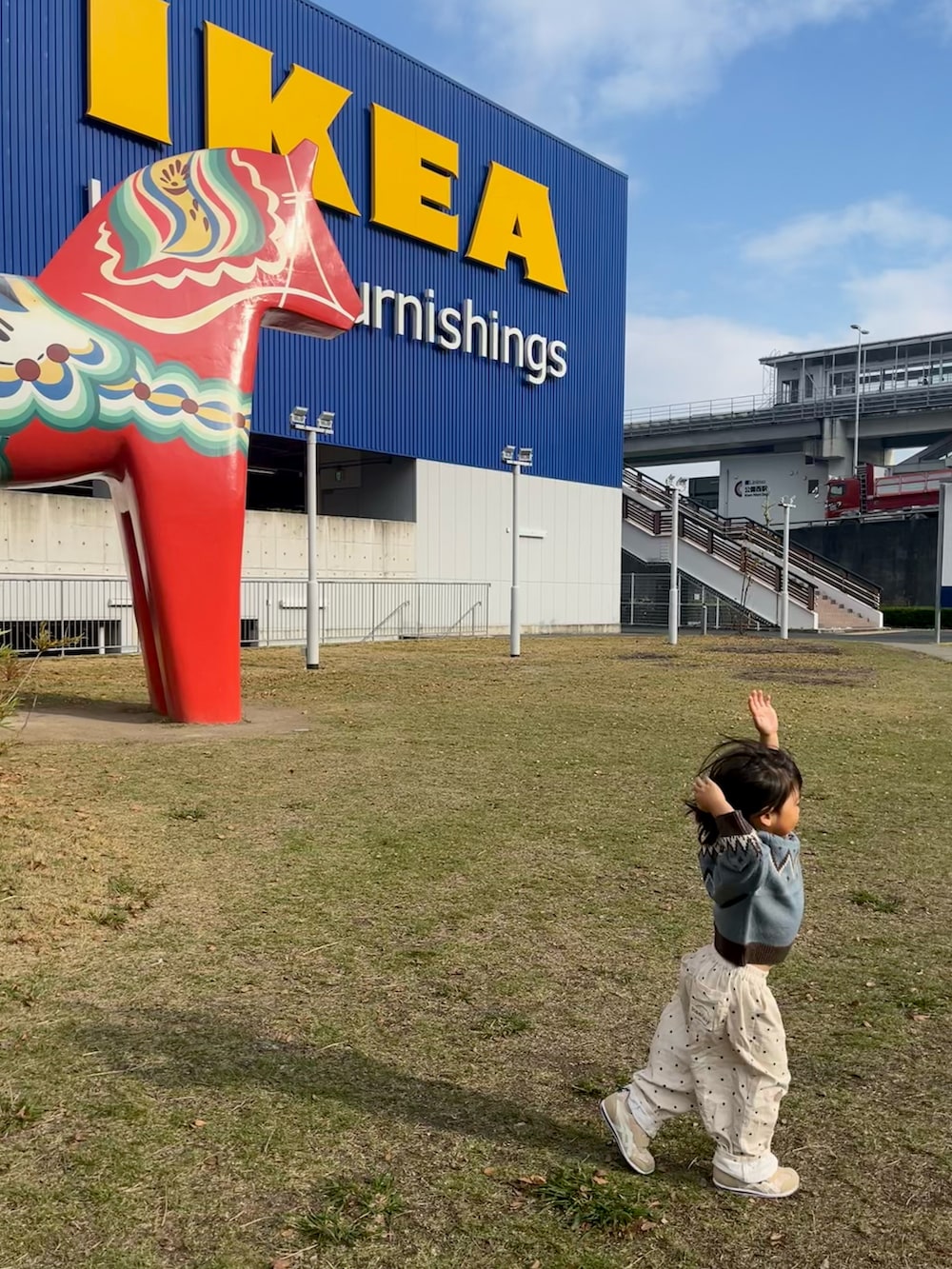 ブルー系のニット/セーター、ホワイト系のパンツ、ベージュ系のスニーカーを着用したキッズの冬コーディネートの2枚目の写真