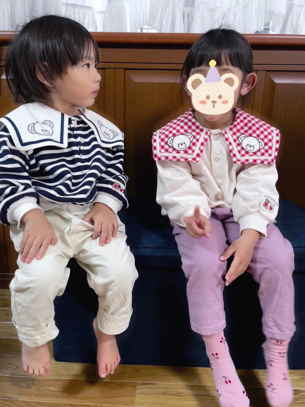 その他のスウェット、ホワイト系のスウェット、ピンク系のソックス/靴下を着用したキッズの冬コーディネートの2枚目の写真