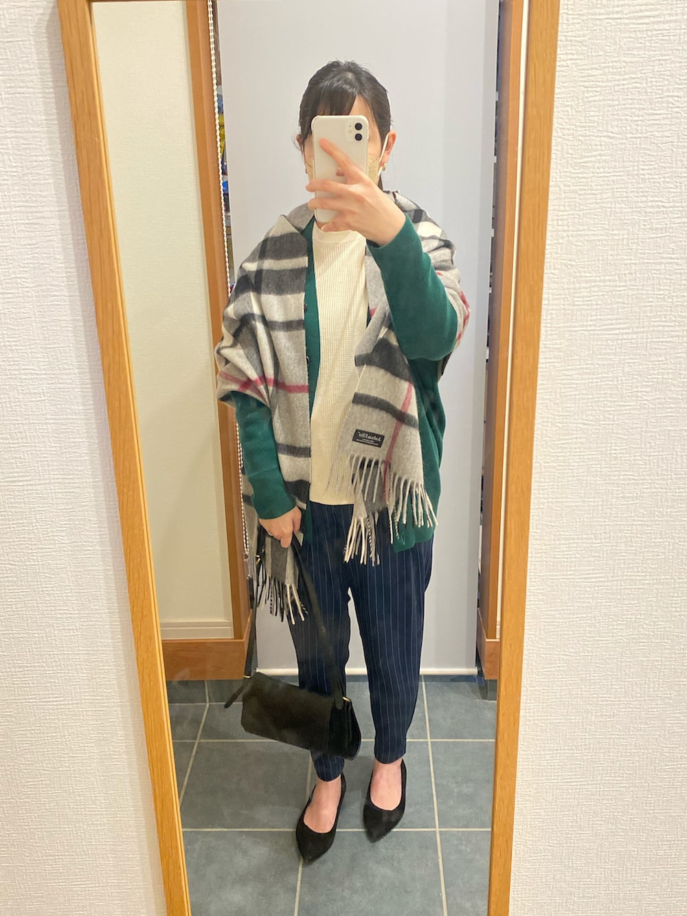 「休日スタイル、JoshuaEllis、Joshua Ellis」｜「UNIQLOのWOMEN ドレープジョガーパンツ（ピンストライプ）（その他パンツ、ブルー系）」を使った、ぴっぴさん（レディース・157cm）の春コーディネートの2枚目の写真