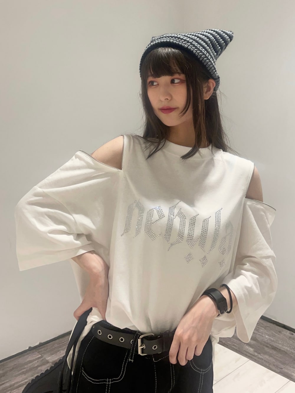 ブラック系のショルダーバッグ、ブラック系のスニーカー、ブラック系のカーゴパンツを着用したレディースの夏コーディネートの4枚目の写真