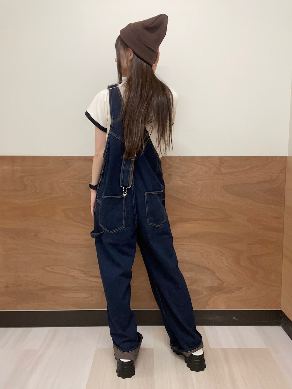 ホワイト系のTシャツ/カットソー、ブルー系のサロペット/オーバーオール、ホワイト系のサンダルを着用したレディースの夏コーディネートの3枚目の写真