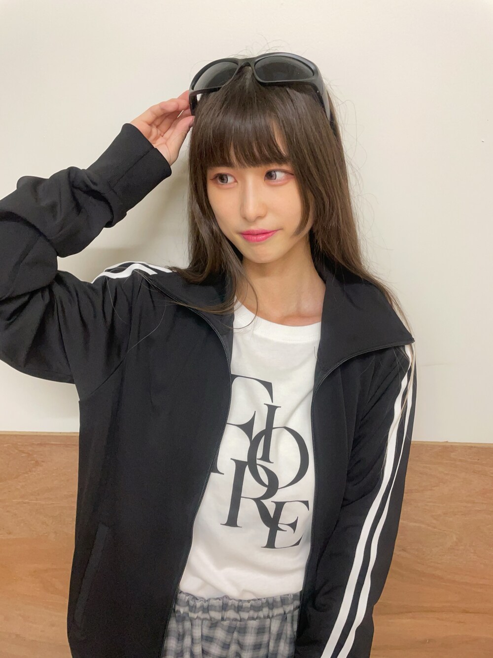 ブラック系のブーツ、グレー系のスカート、ホワイト系のTシャツ/カットソーを着用したレディースの秋コーディネートの5枚目の写真