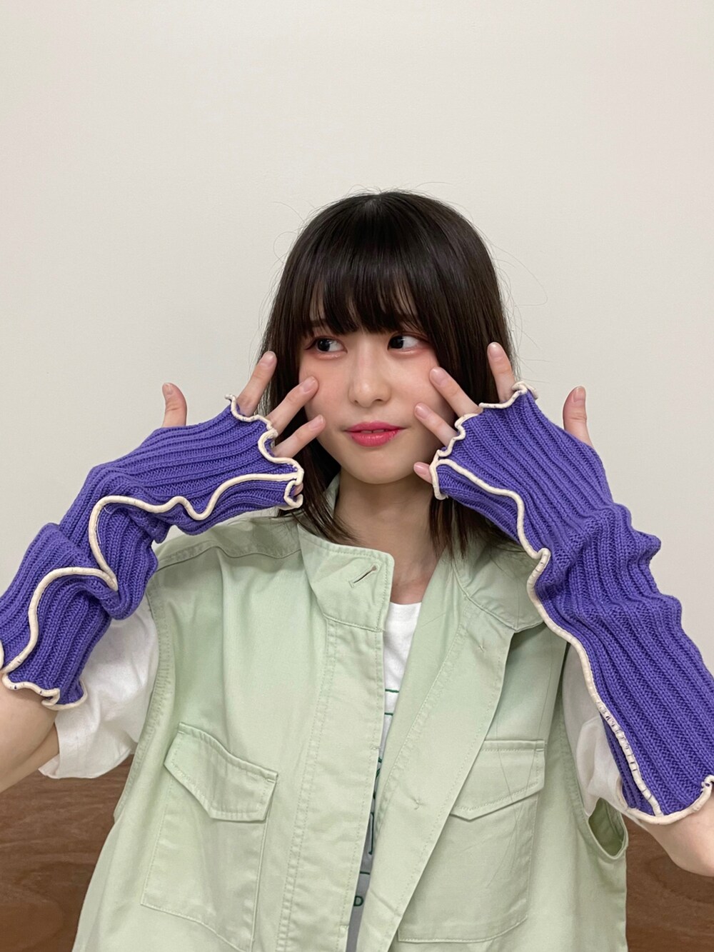 ブルー系のデニムパンツ、ホワイト系のTシャツ/カットソー、グリーン系のベストを着用したレディースの春コーディネートの4枚目の写真