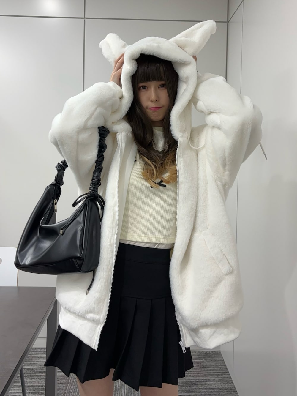 ブラック系のドレスシューズ、ブラック系のショルダーバッグ、ブラック系のスカートを着用したレディースの秋コーディネートの5枚目の写真