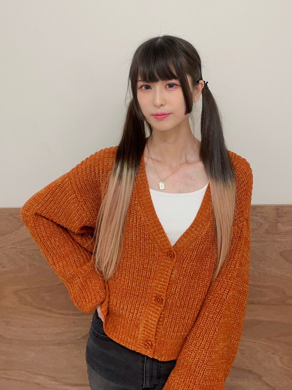 ブラック系のショルダーバッグ、ブラック系のブーツ、ブラック系のデニムパンツを着用したレディースの秋コーディネートの5枚目の写真