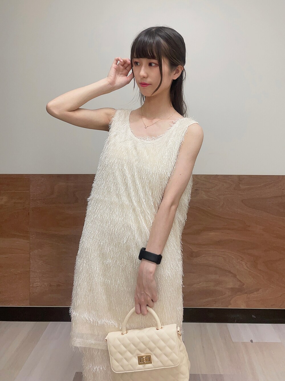 ホワイト系のサンダル、ホワイト系のスカート、ホワイト系のショルダーバッグを着用したレディースの夏コーディネートの5枚目の写真