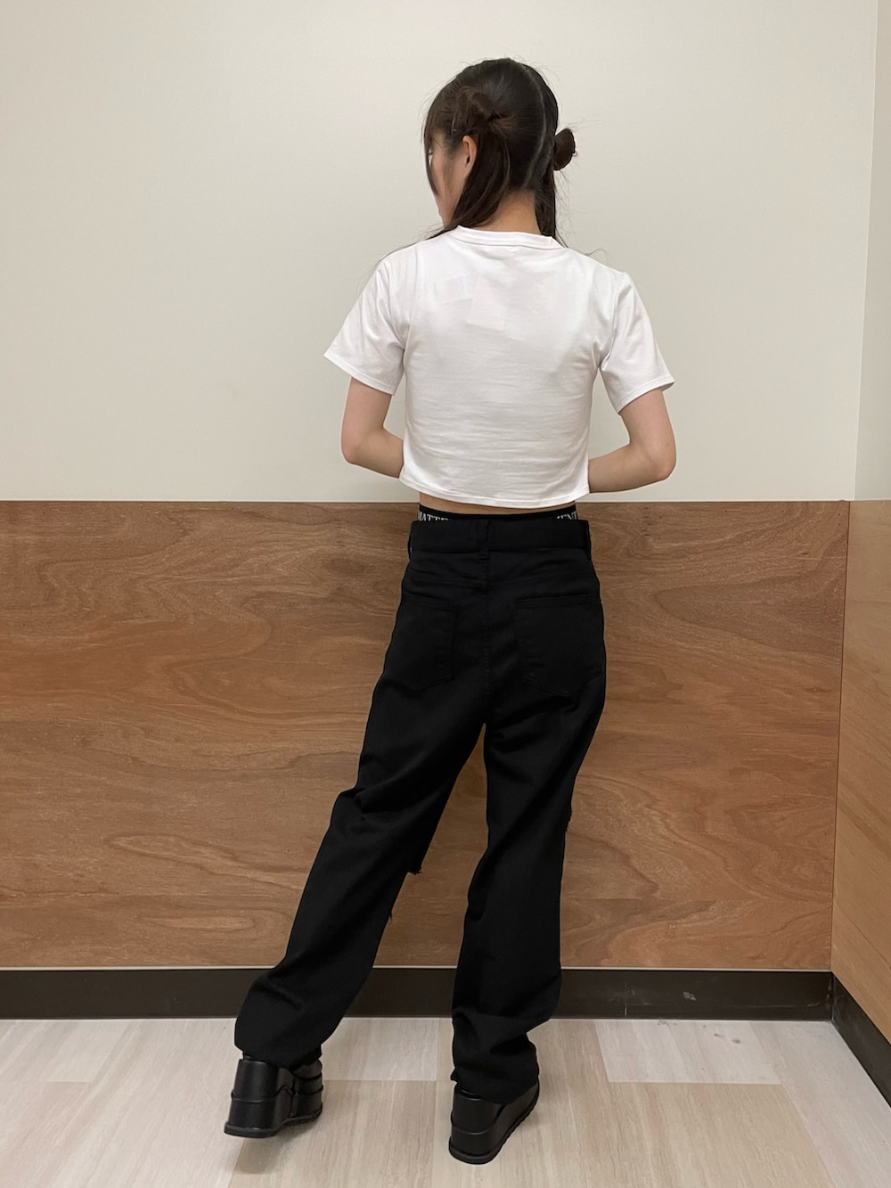 ブラック系のサンダル、ブラック系のデニムパンツ、ホワイト系のTシャツ/カットソーを着用したレディースの春コーディネートの3枚目の写真