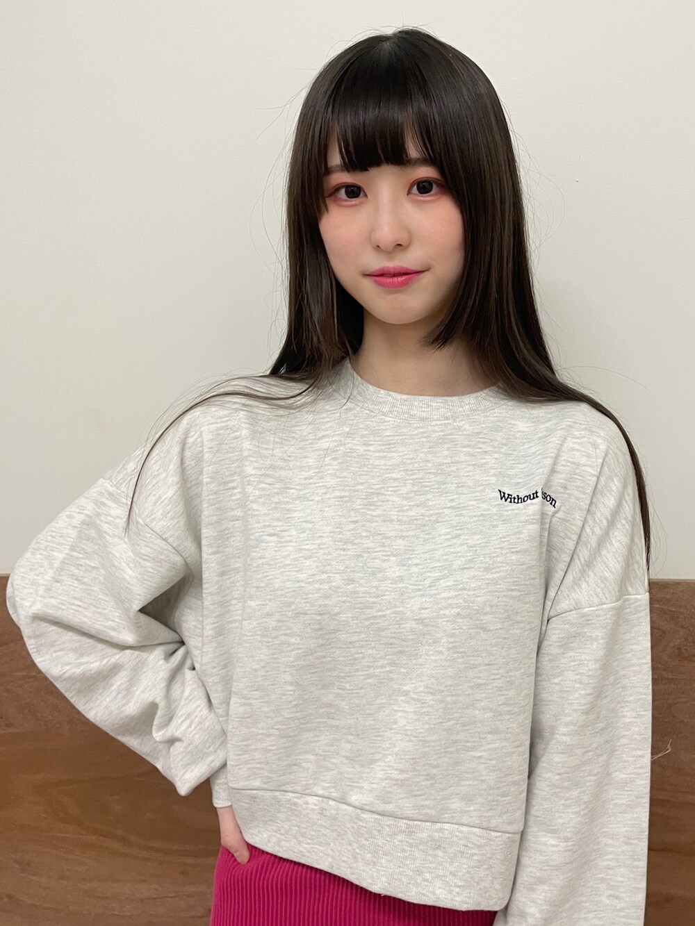 ブラック系のブーツ、ピンク系のスカート、ブラック系のショルダーバッグを着用したレディースの冬コーディネートの4枚目の写真