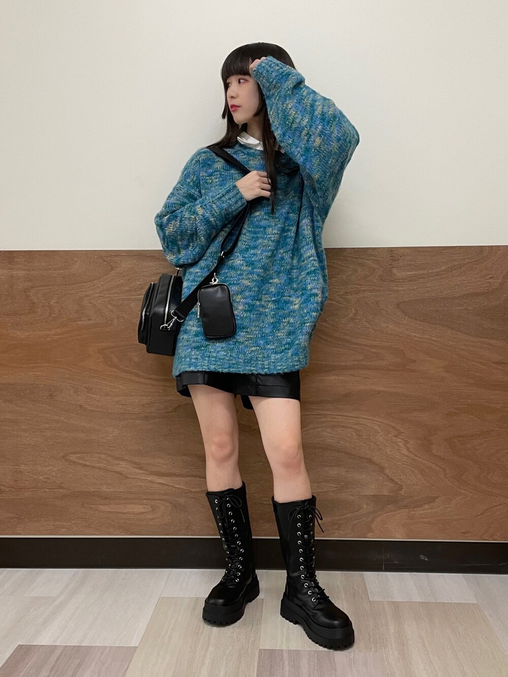 ブラック系のブーツ、ブラック系のその他パンツ、ホワイト系のシャツ/ブラウスを着用したレディースの秋コーディネートの2枚目の写真